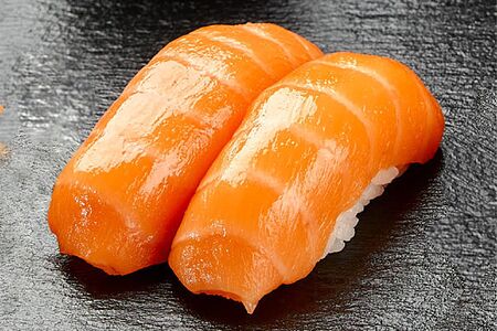 Суши с лососем