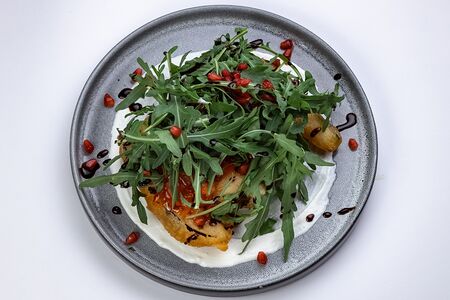 Салат с баклажанами темпура и руколой