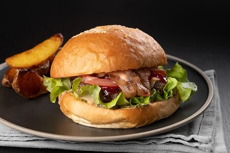 Бургер с вишневым соусом