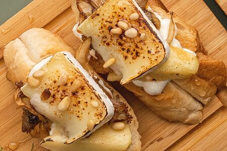 Брускетта с сыром мон блан, вешенкой и печенным яблоком