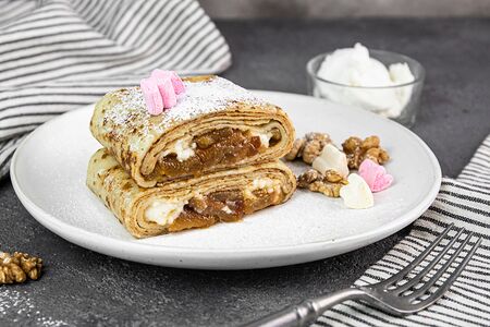 Блин с грушей в карамели и творожным кремом