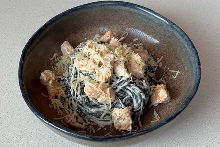 Спагетти нери с лососем