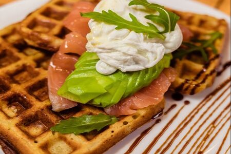 Вафли картофельные с авокадо, лососем и яйцом пашот