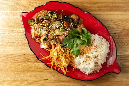 Курица в кисло-сладком соусе и овощами