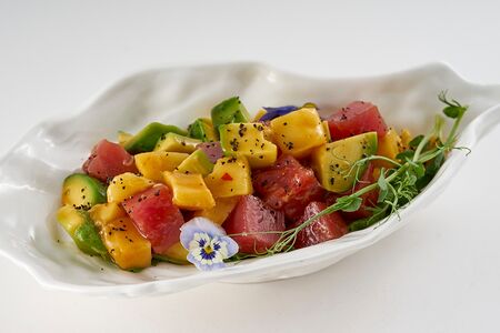 Севиче из тунца с манго и авокадо