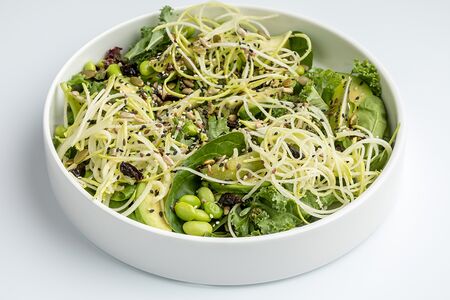 Большой зелёный салат с авокадо и мятным песто