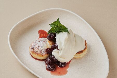 Сырники творожные с крем-чизом и вишней