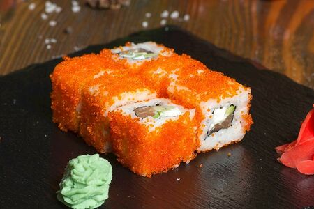 Ролл Калифорния с лососем