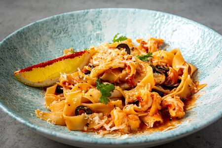 Паста с морепродуктами в томатном соусе