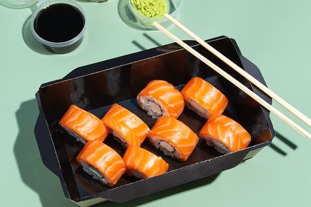 Ролл с лососем