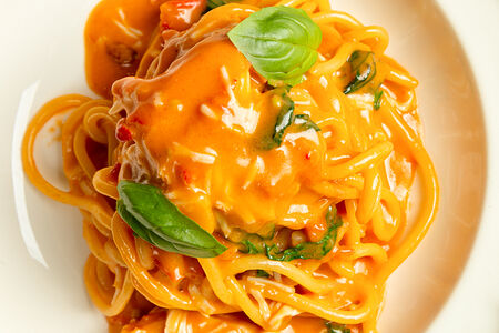 Спагетти с крабом и томатами