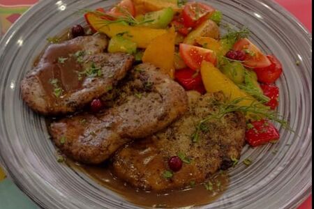 Медальоны из свинины с овощным соте