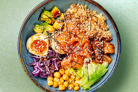 Боул Киноа с лососем