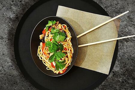 Пшеничный удон с курицей, тонкацу и грибами шиитаке