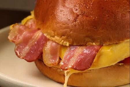 Бриошь с беконом и скремблом