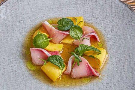 Карпаччо из желтохвоста с трюфельным понзу