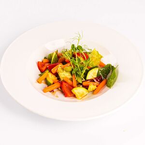 Салат с припущенными овощами и спаржей