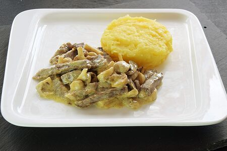 Говядина в сливочном соусе с пюре