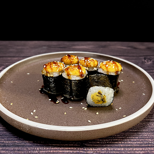 Запеченный мини-ролл с мидиями