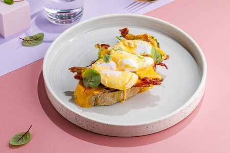 Яйцо бенедикт с беконом