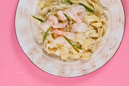 Паста с креветкой в сливочно-винном соусе