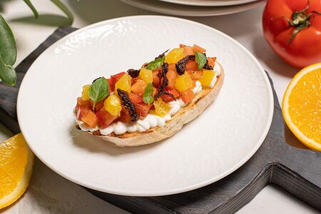 Брускетта с томатами и апельсином