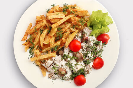 Бефстроганов с грибами и картофелем фри