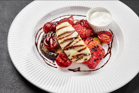 Салат гриль с сыром халуми