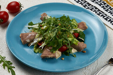 Салат с языком и рукколой в ореховом соусе