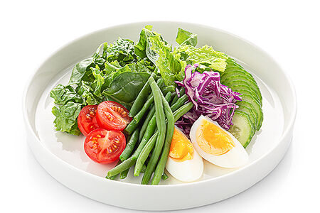 Боул с овощами и соусом песто