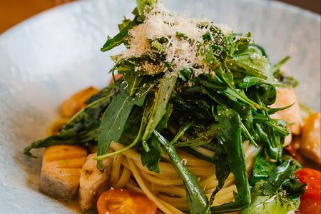 Лингвини с лососем и рукколой