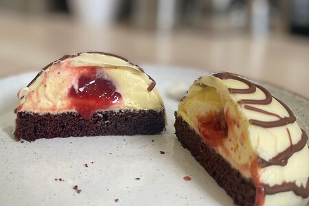 Шоколадная сфера Манго-клубника