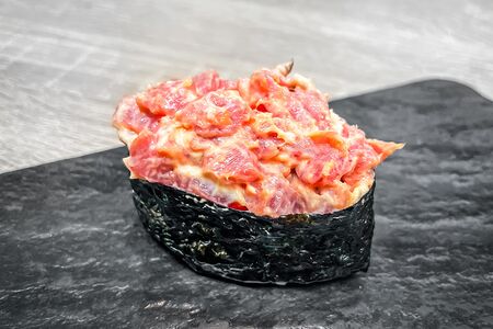 Гункан с тунцом