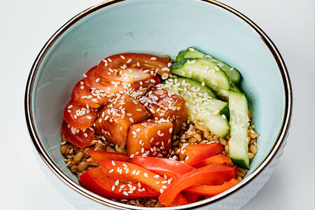 Боул с булгуром и красной рыбкой