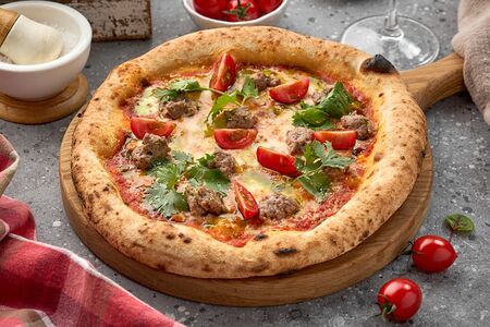 Пицца с ягнёнком, томатами и кинзой