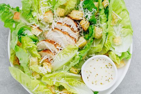 Салат Цезарь с запеченной индейкой