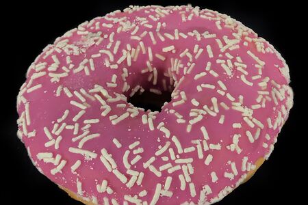 Донат с розовой глазурью и посыпкой из белого шоколада