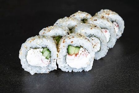 Калифорния в кунжуте с сыром