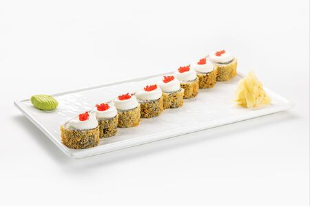 Хрустящий ролл с креветкой, сливочным сыром и икрой тобико