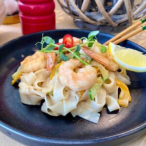 Рисовая лапша с креветками и ореховым соусом