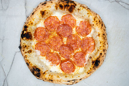 Пепперони с белым соусом