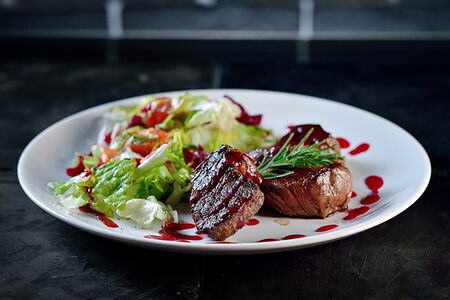 Медальоны из говяжьей вырезки под брусничным соусом