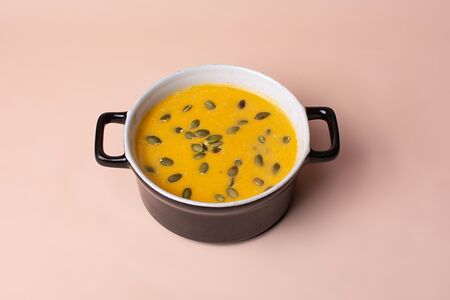 Тыквенный крем-суп с пряным карри и креветками