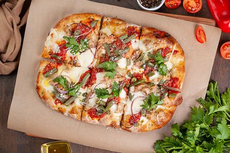 Римская пицца с тунцом и стручковой фасолью