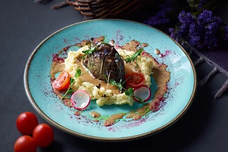 Говяжьи щеки в гранатовом соусе