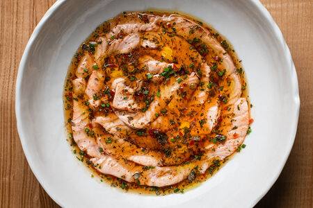 Карпаччо из лосося с каперсами и соусом из водорослей