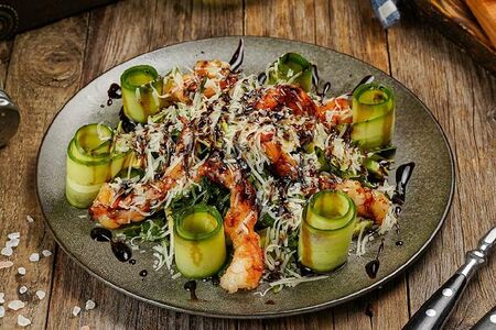 Салат с рукколой и креветками