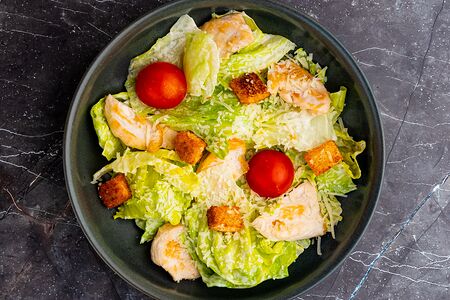 Салат Цезарь с куриной грудкой