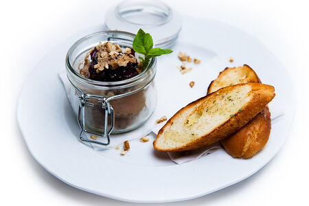 Домашний паштет со свежевыпеченным хлебом