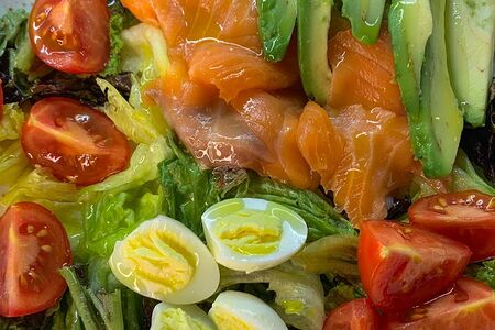 С лососем и авокадо